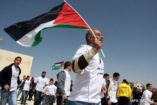 Palestinian youths participating in the Marathon "Jerusalem is the eternal capital of Palestine", which was launched in front of the tomb of President easer President Arafat in Ramallah, West Bank, March 19, 2012 ". Phot...