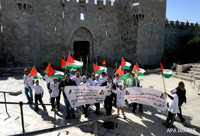 Marathon runners leave the Old City of Jerusalem during the Jerusalem Marathon, in Jerusalem, 19 March 2012. Photo by Mahfouz Abu Turk