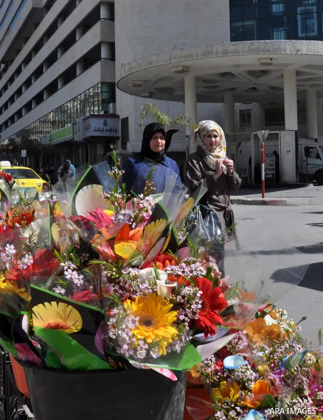 Palestinians buy flowers for ''Mother's Day'' in the West Bank city of Nablus, Mar. 21, 2012. Photo by Nedal Shtieh