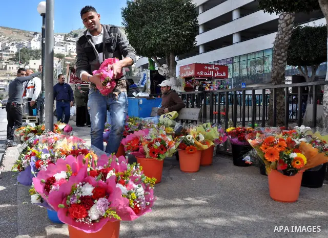 Palestinian vendor display a flowers in ''Mother's Day'' in the West Bank city of Nablus, Mar. 21, 2012. Photo by Nedal Shtieh.
