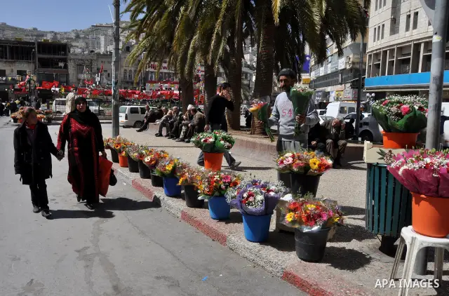 Palestinian vendor display a flowers in ''Mother's Day'' in the West Bank city of Nablus, Mar. 21, 2012. Photo by Nedal Shtieh.
