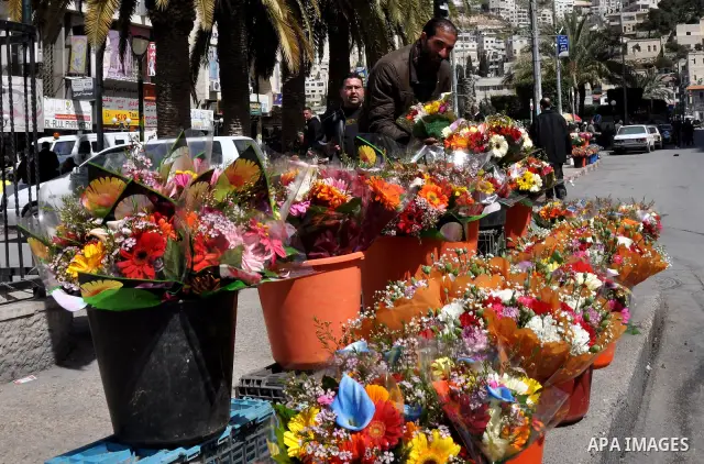 Palestinian vendor display a flowers in ''Mother's Day'' in the West Bank city of Nablus, Mar. 21, 2012. Photo by Nedal Shtieh.