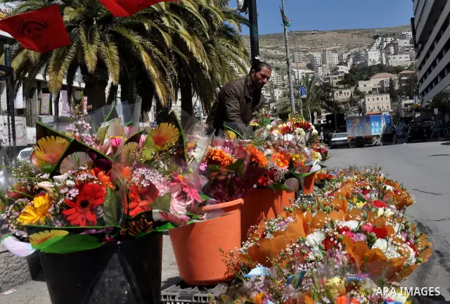 Palestinian vendor display a flowers in ''Mother's Day'' in the West Bank city of Nablus, Mar. 21, 2012. Photo by Nedal Shtieh.