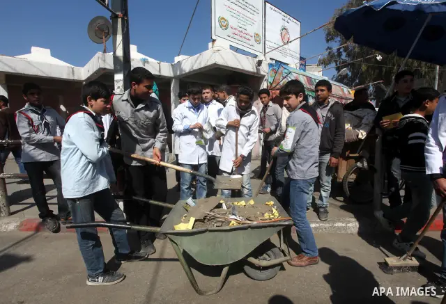 Palestinian students volunteer clean the streets during the campaign "Cleanliness " in Gaza City on Mar. 22, 2012. Photo by Ashraf Amra
