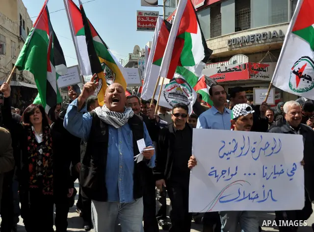 Demonstrators from the Palestinian factions participating in demonstration to end the division and are demanding a national unity in the West Bank city of Nablus, Mar. 22, 2012 .Photo by Nedal Shtieh.