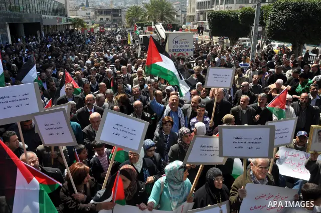 Demonstrators from the Palestinian factions participating in demonstration to end the division and are demanding a national unity in the West Bank city of Nablus, Mar. 22, 2012 .Photo by Nedal Shtieh.
