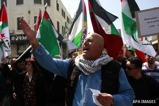 Demonstrators from the Palestinian factions participating in demonstration to end the division and are demanding a national unity in the West Bank city of Nablus, Mar. 22, 2012 .Photo by Wagdi Eshtayah