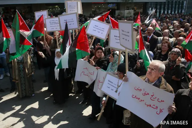 Demonstrators from the Palestinian factions participating in demonstration to end the division and are demanding a national unity in the West Bank city of Nablus, Mar. 22, 2012 .Photo by Wagdi Eshtayah
