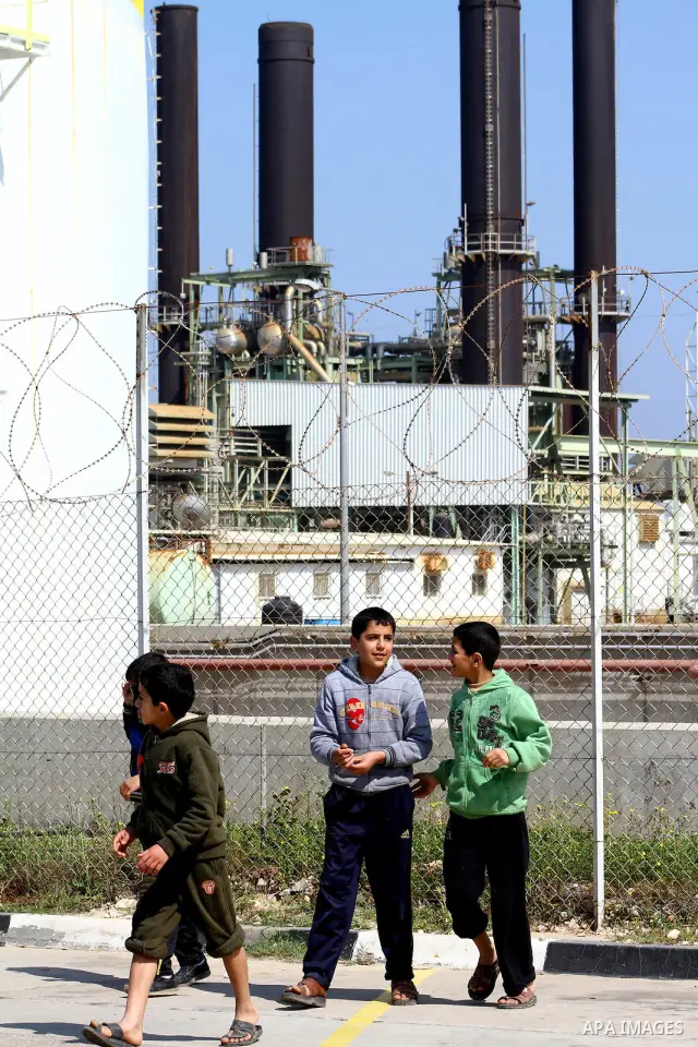 A fuel tanker arrives at a power plant in the central Gaza Strip March 23, 2012. Israel allowed nine fuel tankers to cross into the Gaza Strip on Friday to ease a severe power shortage triggered by a dispute over supplie...