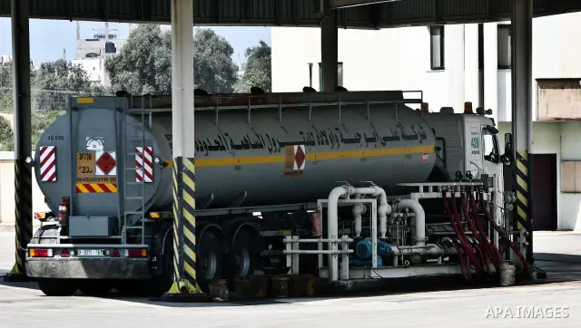 A fuel tanker arrives at a power plant in the central Gaza Strip March 23, 2012. Israel allowed nine fuel tankers to cross into the Gaza Strip on Friday to ease a severe power shortage triggered by a dispute over supplie...
