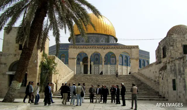 Jewish settler look to the dome of the rock at Al-Aqsa mosque in the old city of Jerusalem on March. 25, 2012. Photo by Mahfouz Abu Turk