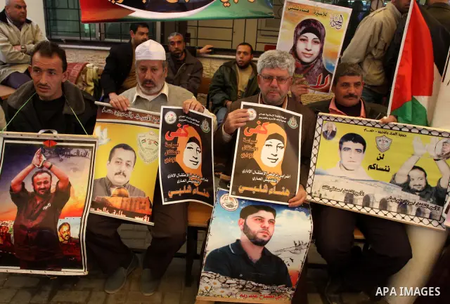 Palestinians gather during a protest at the Red Cross' offices in Gaza City to call for the release of Palestinian prisoners held in Israeli jails, on March 26, 2012. Photo by Mohammed Asad