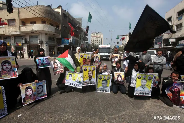 Palestinians take part in a rally in Gaza City, calling for the release of Palestinian prisoners from Israeli jails March 28, 2012. Photo by Ashraf Amra