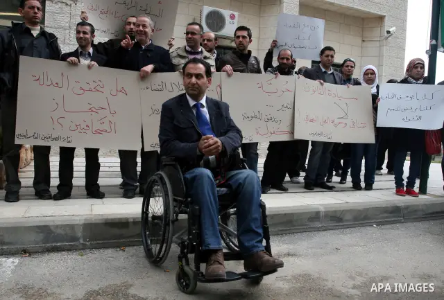 Palestinian journalists hold posters of solidarity with the journalist Yousef Shayeb, in the West Bank city of Ramallah March 28, 2012. Photo by Issam Rimawi