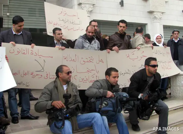 Palestinian journalists hold posters of solidarity with the journalist Yousef Shayeb, in the West Bank city of Ramallah March 28, 2012. Photo by Issam Rimawi