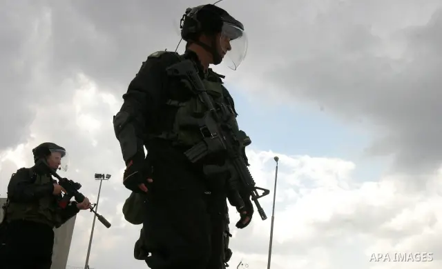 Israeli soldiers take position during clashes with Palestinian youths at the Qalandia checkpoint between the West Bank city of Ramallah and Jerusalem, on 29 March 2012. Photo by Mahfouz Abu Turk