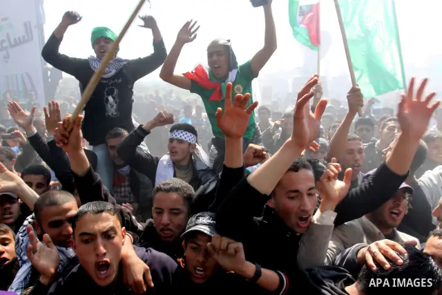 Palestinian protesters shout during a protest marking Land Day, near the border between Israel and the northern Gaza Strip March 30, 2012. Israeli security forces fired rubber bullets, tear gas and stun grenades to break...