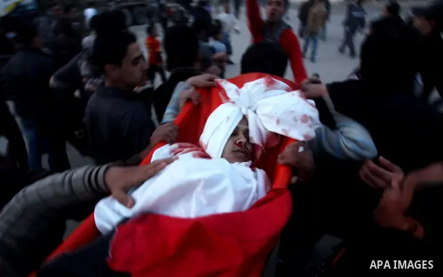 Palestinians carry the body of 20-year-old Mahmoud Zakot during his funeral in the northern Gaza Strip March 30, 2012. Israeli security forces shot dead Zakot in the Gaza Strip on Friday, medics said, and clashed with Pa...