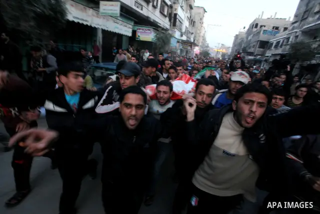 Palestinians carry the body of 20-year-old Mahmoud Zakot during his funeral in the northern Gaza Strip March 30, 2012. Israeli security forces shot dead Zakot in the Gaza Strip on Friday, medics said, and clashed with Pa...