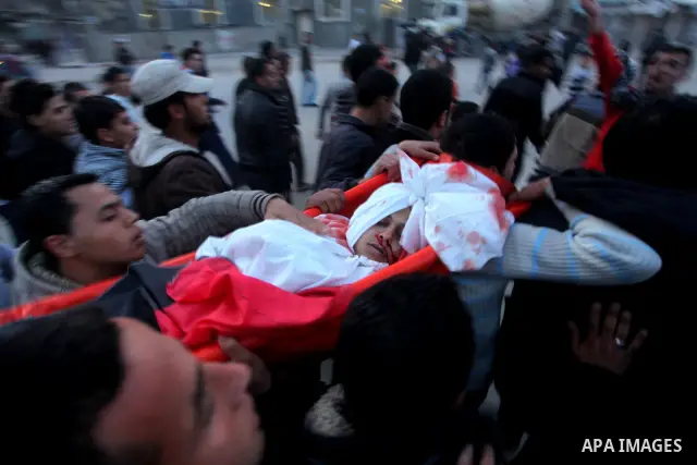 Palestinians carry the body of 20-year-old Mahmoud Zakot during his funeral in the northern Gaza Strip March 30, 2012. Israeli security forces shot dead Zakot in the Gaza Strip on Friday, medics said, and clashed with Pa...