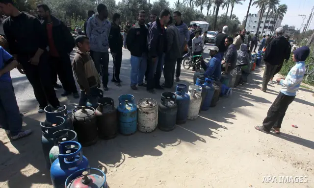 Palestinians wait to fill canisters with cooking gas outside a filling station in Deir al-Balah, in the central Gaza Strip, April 1, 2012. Palestinians in the Gaza Strip are experiencing shortage in gas and fuel. Photo b...
