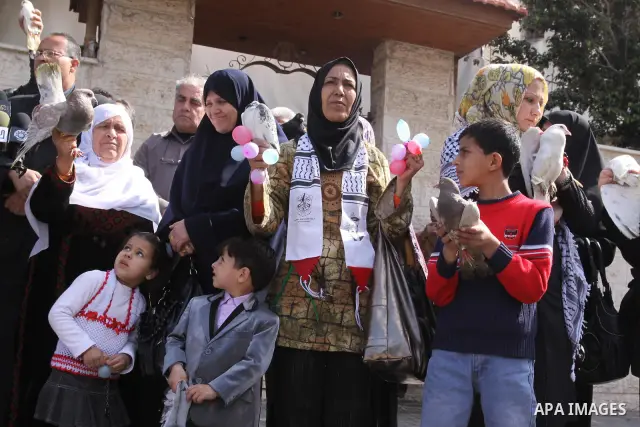 Palestinians participate in a demonstration in solidarity with prisoners jailed in Israel, in Gaza City, Gaza Strip, on Apr. 03, 2012. Photo by Mohammed Asad