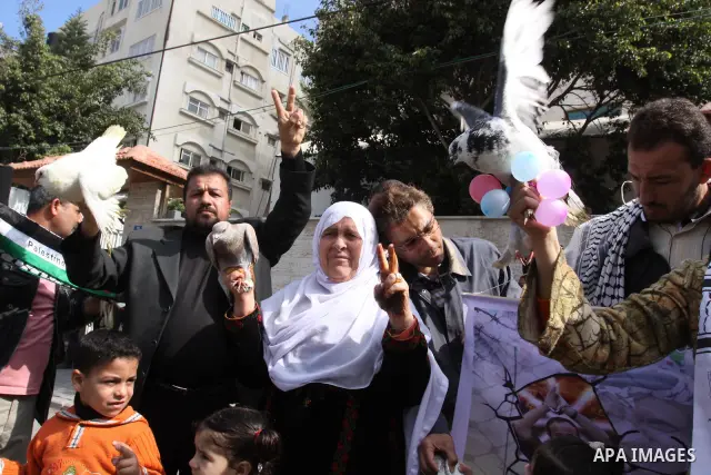 Palestinians participate in a demonstration in solidarity with prisoners jailed in Israel, in Gaza City, Gaza Strip, on Apr. 03, 2012. Photo by Mohammed Asad