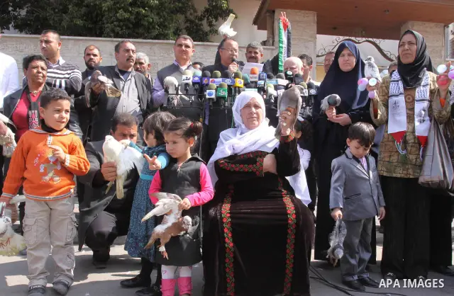 Palestinians participate in a demonstration in solidarity with prisoners jailed in Israel, in Gaza City, Gaza Strip, on Apr. 03, 2012. Photo by Mohammed Asad