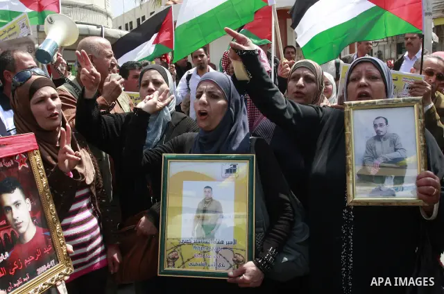 Palestinians participate in a demonstration in solidarity with prisoners jailed in Israel, in the West Bank city of Nablus, Apr. 03, 2012. Photo by Wagdi Eshtayah