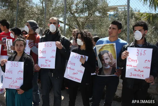 Dozens of Palestinians and foreigners, including artists, demonstrate in the West Bank city of Ramallah on April 4, 2012 to mark one year since the killing of Israeli-Palestinian theatre director Juliano Mer Khamis (port...