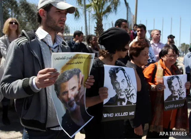 Dozens of Palestinians and foreigners, including artists, demonstrate in the West Bank city of Ramallah on April 4, 2012 to mark one year since the killing of Israeli-Palestinian theatre director Juliano Mer Khamis (port...