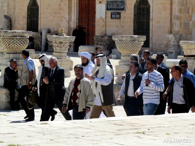 Sheikh Ali al-Jaafari, visits Al Aqsa mosque in Jerusalem city.on Mar. 04, 2012. Photo by Mahfouz Abu Turk