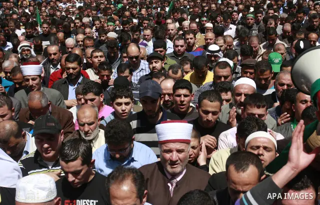 Palestinian mourners gather around the body of Sheikh Hamed Al-Betawi member of the Legislative Council for Hamas during his funeral in the West Bank city of Thursday, April 5, 2012 . Photo by Wagdi Eshtayah