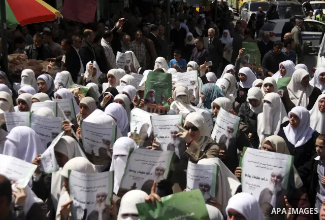 Palestinian mourners gather around the body of Sheikh Hamed Al-Betawi member of the Legislative Council for Hamas during his funeral in the West Bank city of Thursday, April 5, 2012 . Photo by Wagdi Eshtayah