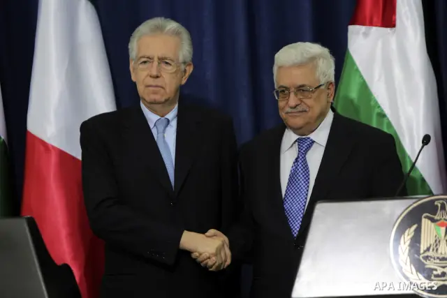 Palestinian President Mahmoud Abbas gestures meets with Italy's Prime Minister Mario Monti past an honour guard during a welcoming ceremony in the West Bank city of Ramallah April 8, 2012. Photo by Issam Rimawi