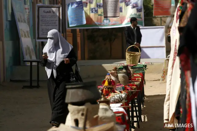 Palestinians take part in the exhibition for the palestinian heritage organized by Dar al-Fadela school in the southern Gaza Strip town of Rafah on April 11, 2012. The exhibition displays the Palestinian heritage works f...
