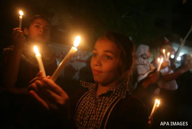Palestinian children hold candles during a rally in solidarity with Palestinian prisoners held in Israeli jails, in Gaza City, April 16, 2012. Photo by Ali Jadallah