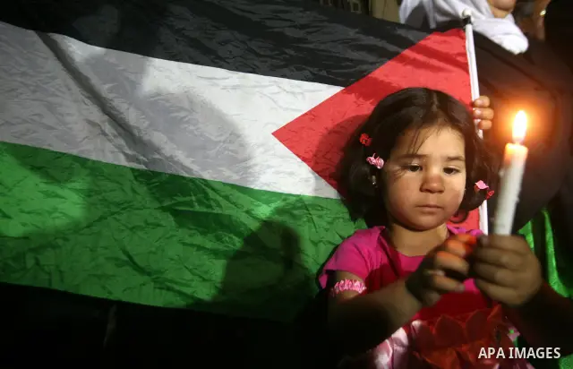 Palestinian children hold candles during a rally in solidarity with Palestinian prisoners held in Israeli jails, in Gaza City, April 16, 2012. Photo by Ali Jadallah