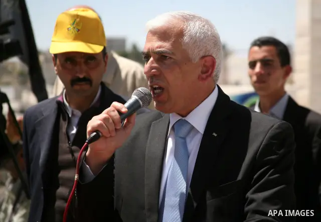 Palestinian governor of Hebron, Kamel Hmaid, speaks during a rally in West Bank city of Hebron on April 17, 2012 in solidarity with Palestinian prisoners held in Israel. Some 1,200 Palestinian prisoners held in Israeli j...