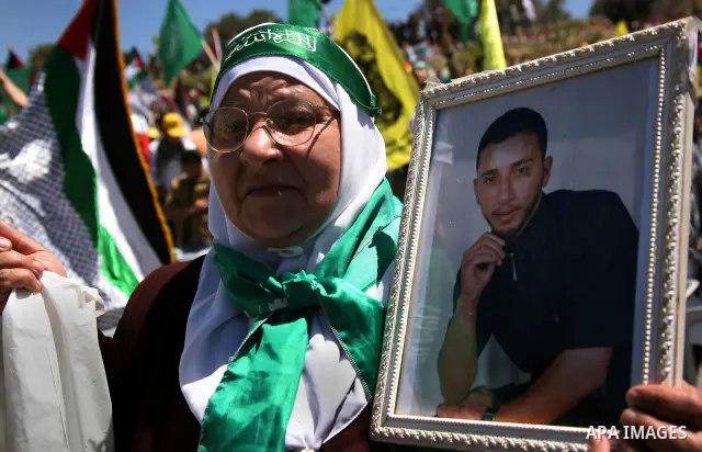 Palestinian protesters wave national flags during a rally in West Bank city of Hebron on April 17, 2012 in solidarity with Palestinian prisoners held in Israel. Some 1,200 Palestinian prisoners held in Israeli jails have...