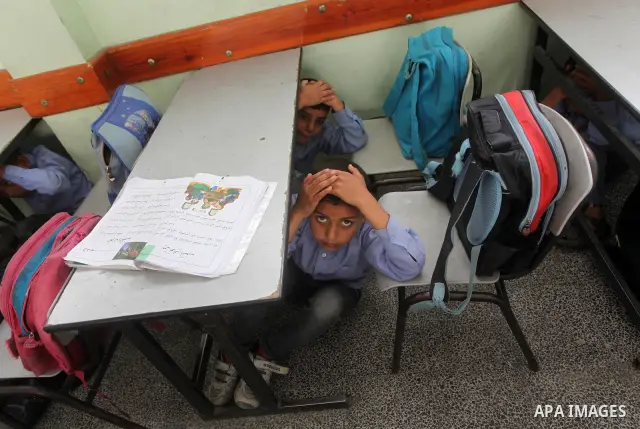 Ministry of The Education and the civil defense during campaign maneuver "for the protection of the safe evacuation of school children the Israeli attacks on Gaza, in Gaza city on April 18, 2012.. Photo by Ashraf Amra