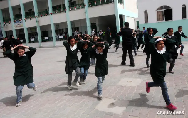 Ministry of The Education and the civil defense during campaign maneuver "for the protection of the safe evacuation of school children the Israeli attacks on Gaza, in Gaza city on April 18, 2012.. Photo by Ashraf Amra