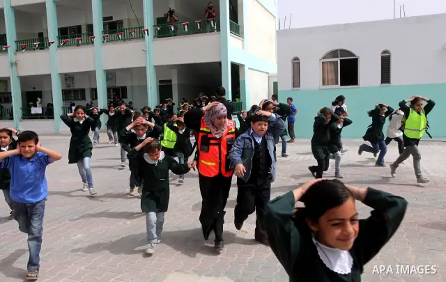 Ministry of The Education and the civil defense during campaign maneuver "for the protection of the safe evacuation of school children the Israeli attacks on Gaza, in Gaza city on April 18, 2012.. Photo by Ashraf Amra