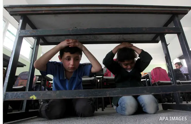 Ministry of The Education and the civil defense during campaign maneuver "for the protection of the safe evacuation of school children the Israeli attacks on Gaza, in Gaza city on April 18, 2012.. Photo by Ashraf Amra