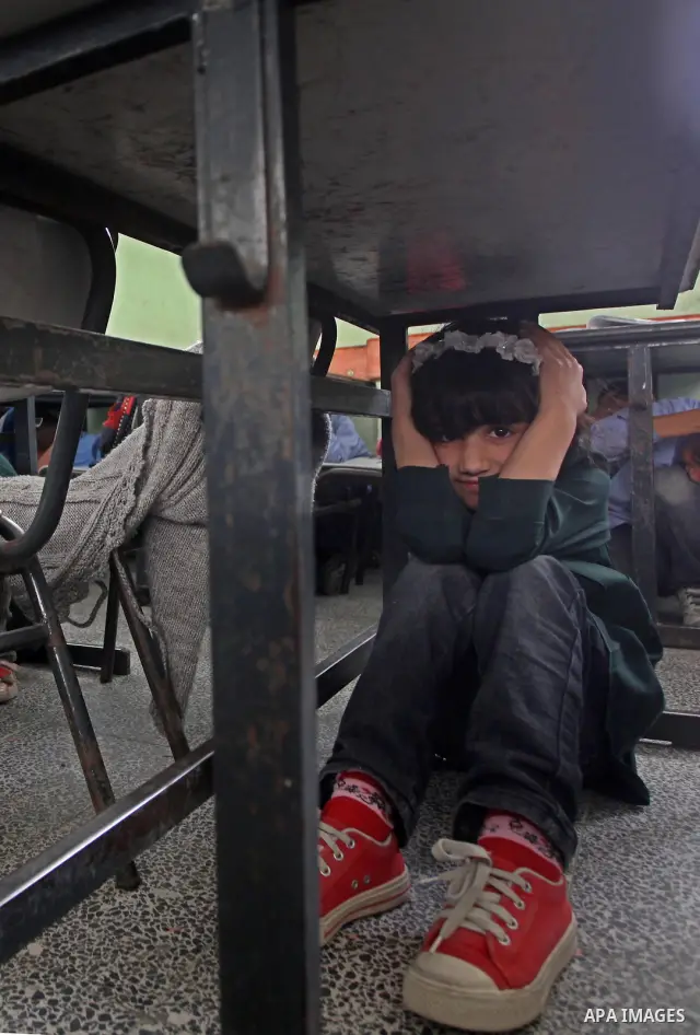 Ministry of The Education and the civil defense during campaign maneuver "for the protection of the safe evacuation of school children the Israeli attacks on Gaza, in Gaza city on April 18, 2012.. Photo by Ashraf Amra