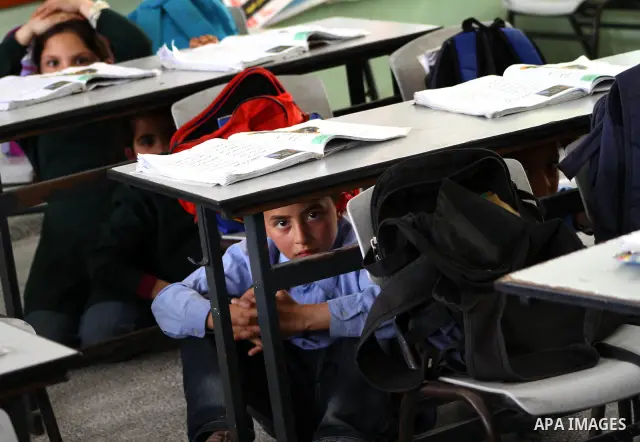 Ministry of The Education and the civil defense during campaign maneuver "for the protection of the safe evacuation of school children the Israeli attacks on Gaza, in Gaza city on April 18, 2012.. Photo by Ashraf Amra