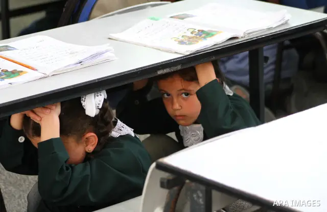 Ministry of The Education and the civil defense during campaign maneuver "for the protection of the safe evacuation of school children the Israeli attacks on Gaza, in Gaza city on April 18, 2012.. Photo by Ashraf Amra
