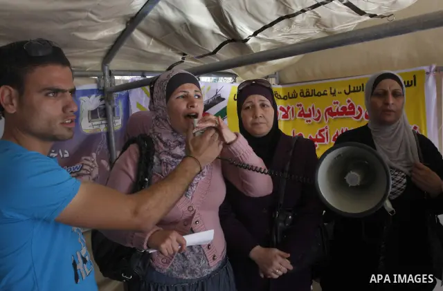 Palestinians participate in a demonstration calling for the release of Palestinian prisoners jailed in Israel, in the West Bank city of Nablus,Israel is currently 1,200 of Palestinians in its prisons, on April 19, 2012....