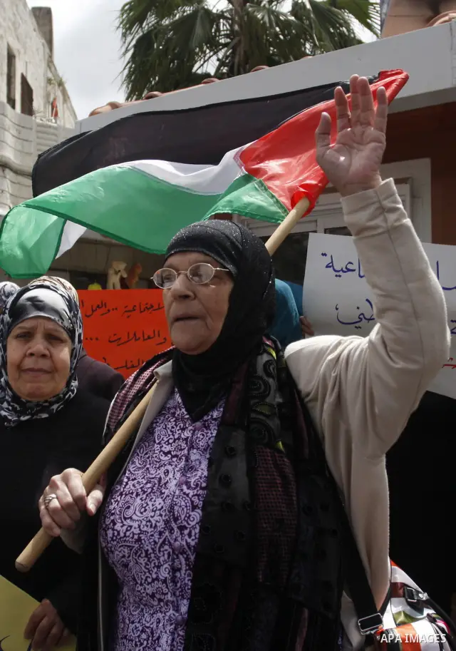 Palestinians participate in a demonstration calling for the release of Palestinian prisoners jailed in Israel, in the West Bank city of Nablus,Israel is currently 1,200 of Palestinians in its prisons, on April 19, 2012....