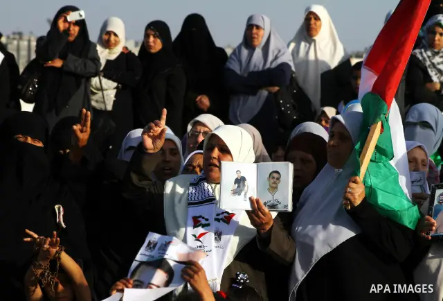 Palestinians participate in a demonstration calling for the release of Palestinian prisoners jailed in Israel, near Erez border crossing between Israel and the northern Gaza Strip, on April 19, 2012. Photo by Ashraf Amra